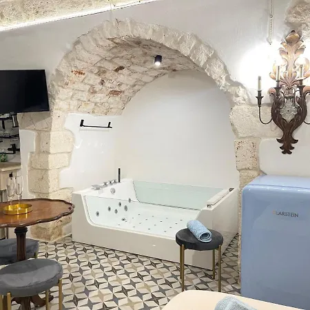 Luxury Studio, Center