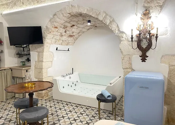 Luxury Studio, Center